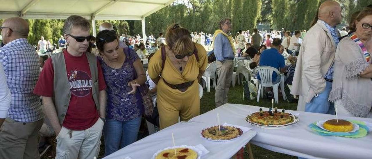 Público asistente a la romería del Cristo ante las tortillas que se presentaron al concurso.