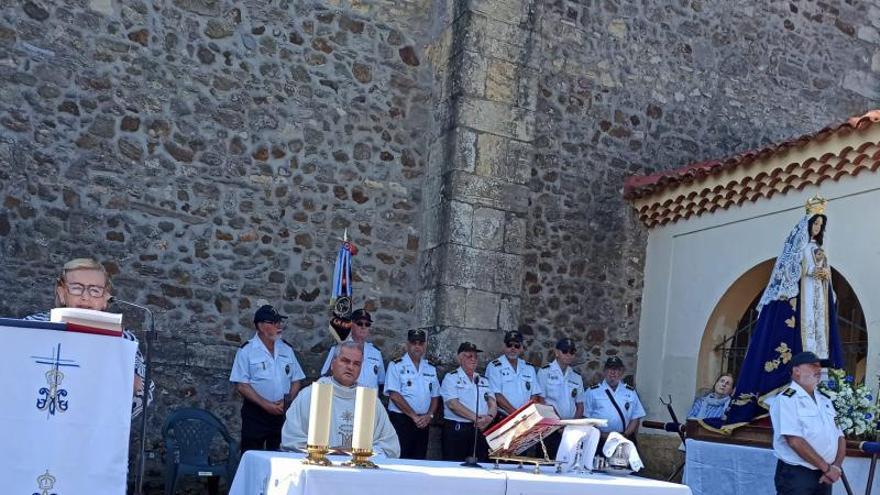 Integrantes de la Asociación Lepanto portan la imagen de la Virgen de La Luz.