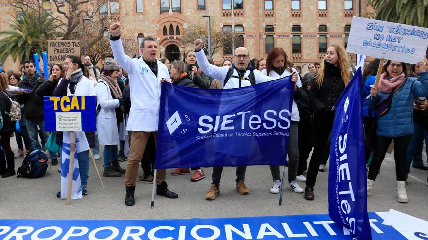 Els tècnics sanitaris tallen l’avinguda Diagonal de Barcelona