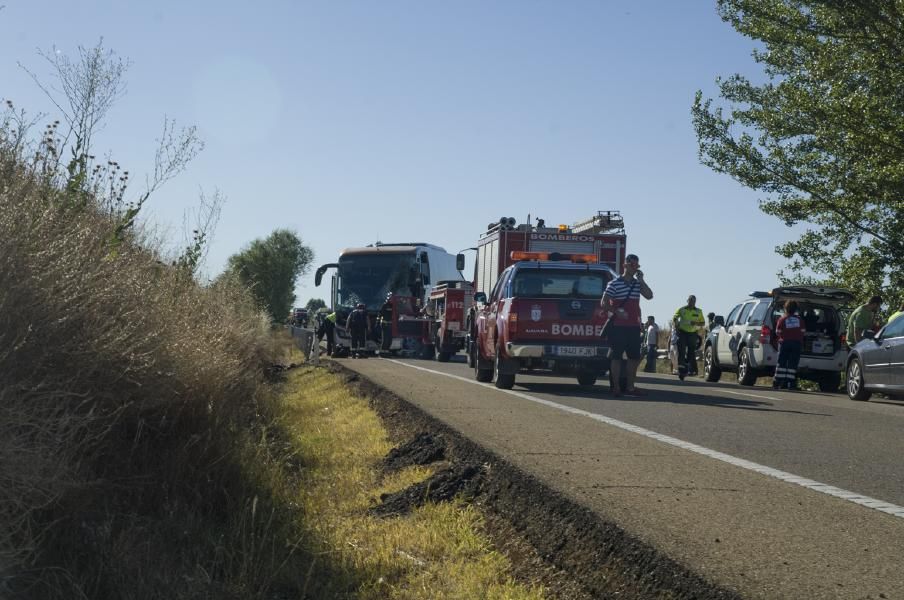 Accidente entre un autobús y un tractor en Fuentes