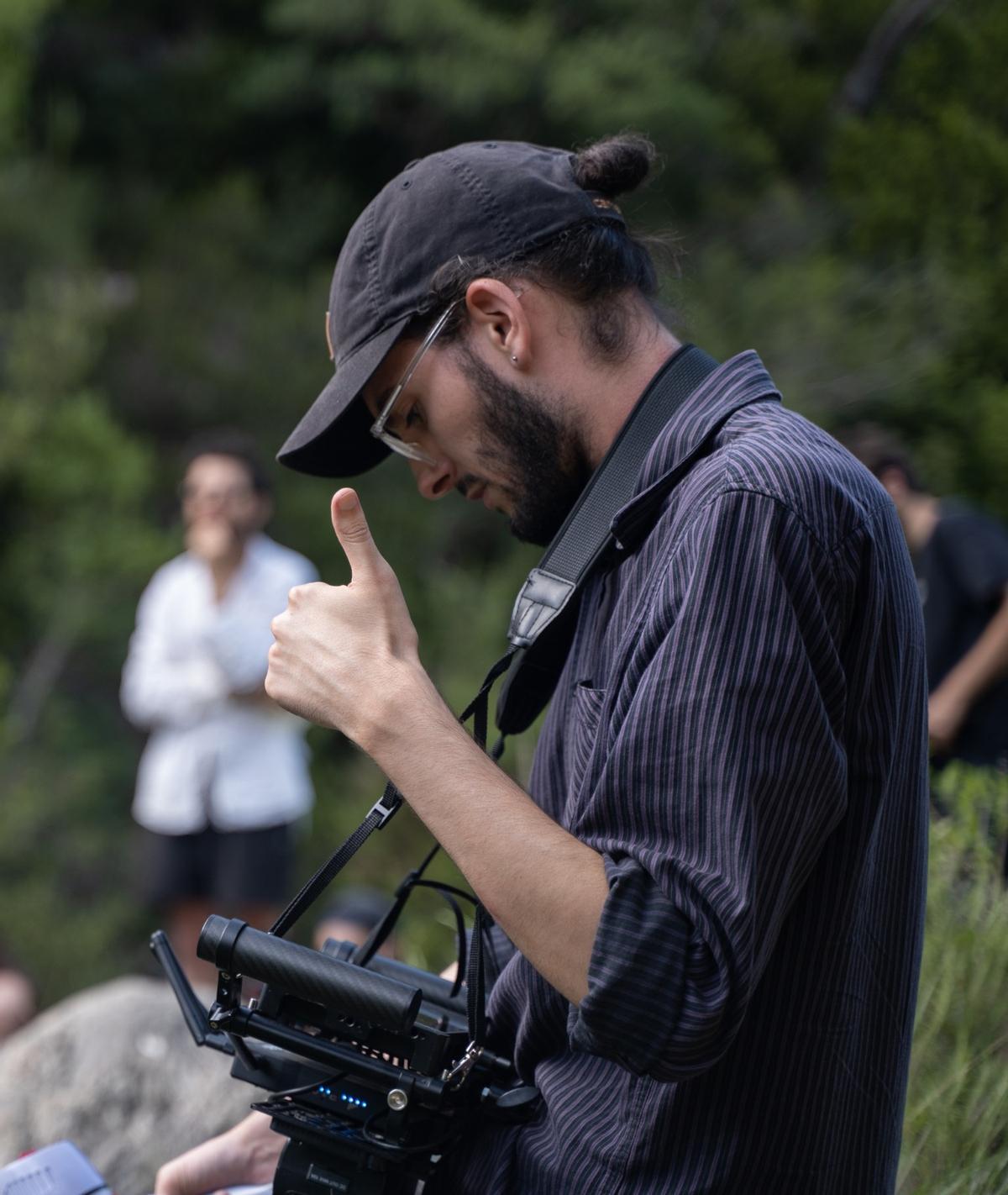 Abel Carbajal, ejerciendo de director en el rodaje de &quot;Naturale&quot;, en el Delta del Ebro.