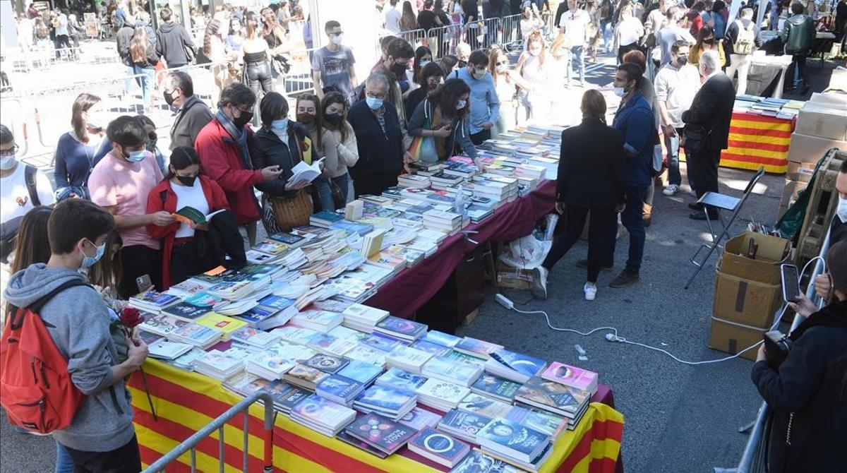 Ambiente en el paseo de Gràcia durante la tarde de la diada de Sant Jordi.