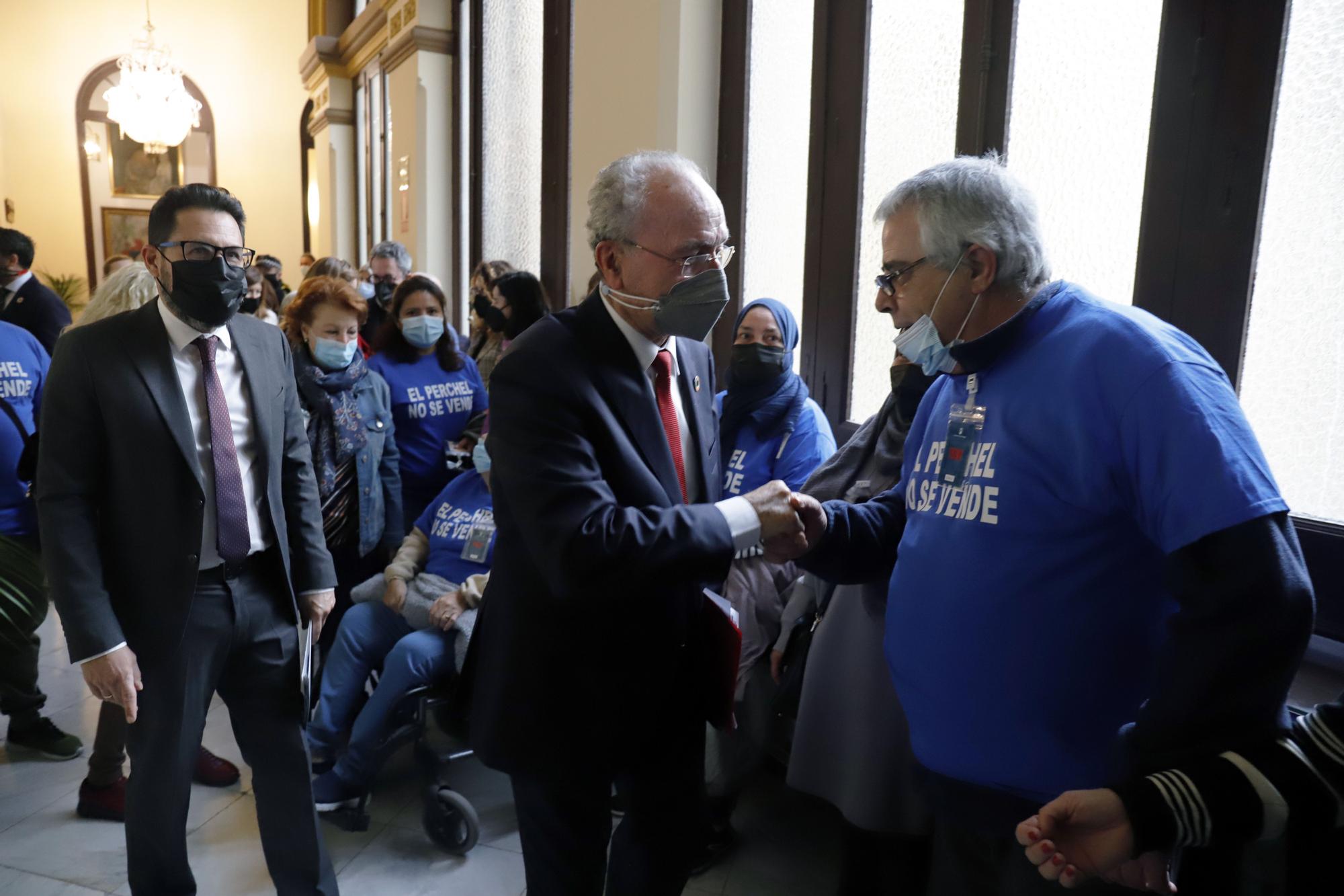 Concentración de los vecinos del Perchel frente al Ayuntamiento de Málaga