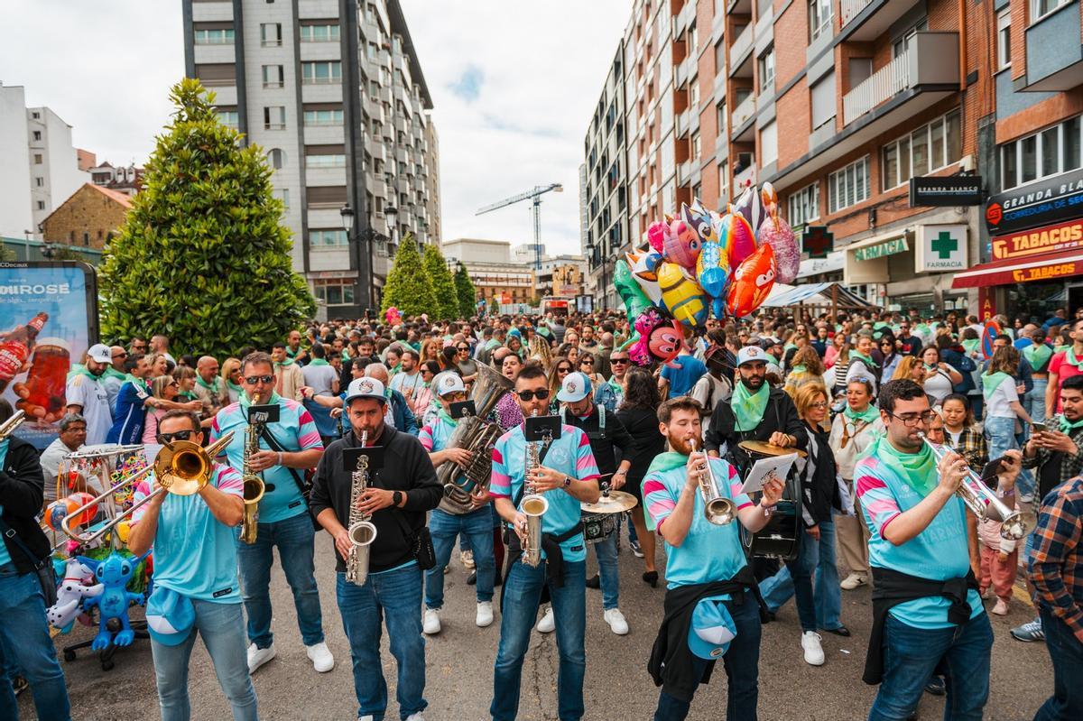Una de las charangas actuando