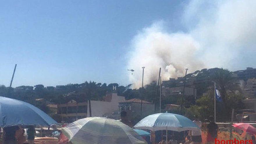 El fum de l&#039;incendi vist des de la platja de Sant Feliu de Guíxols.