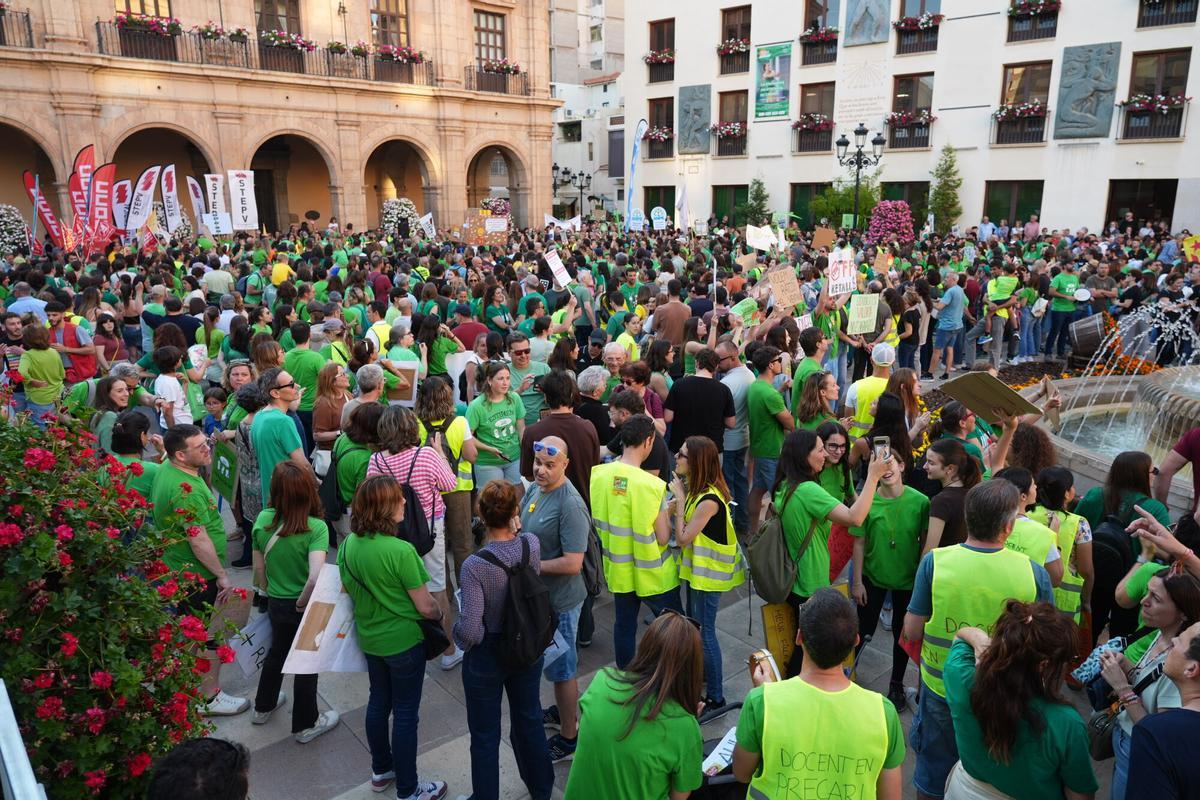 El profesorado protagoniza una histórica y multitudinaria manifestación en Castelló
