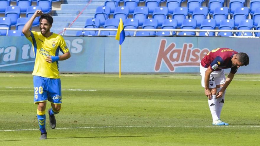 El tinerfeño Kirian celebra su tanto ante el Extremadura, el primero de la &#039;manita&#039;.