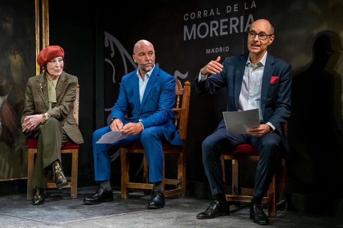 De izda. a dcha., Blanca del Rey, con sus hijos Armando y Juan Manuel, durante el acto de este martes.