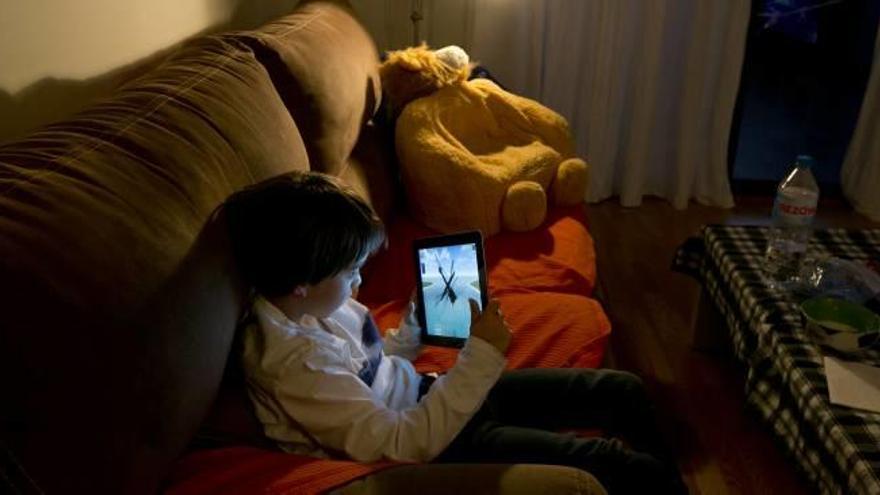 Los expertos aconsejan que los niños no usen tablets ni móviles por lo menos dos horas antes de irse a la cama.