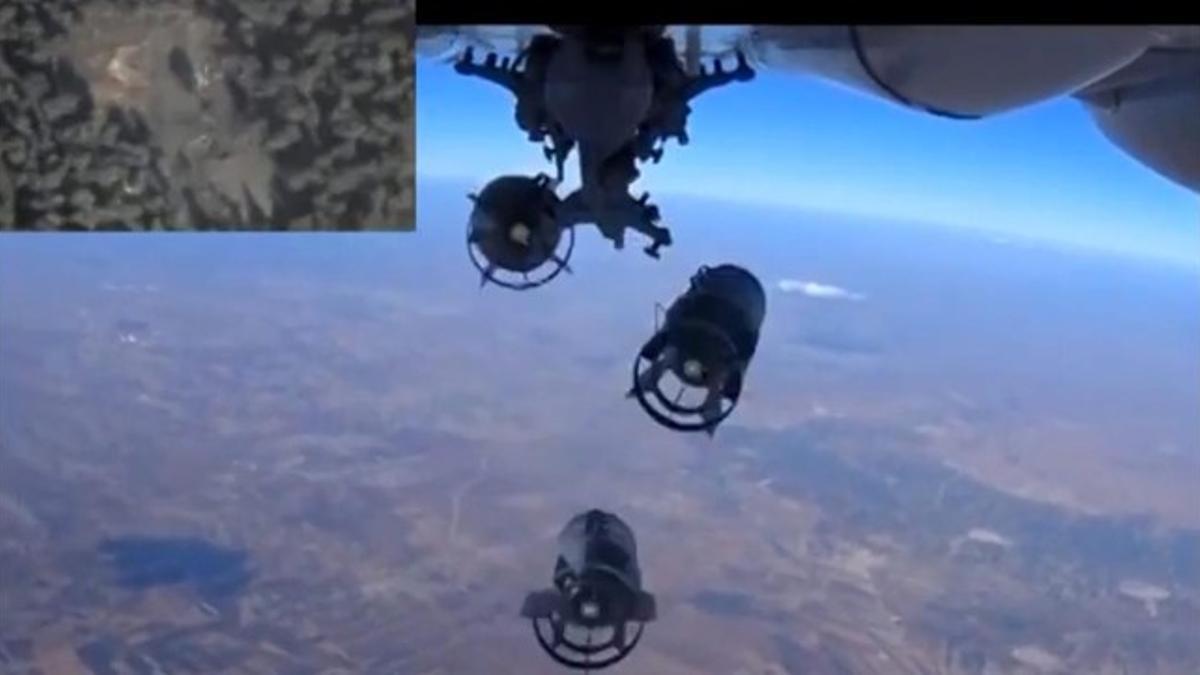 Un avión de combate ruso lanza bombas contra supuestas posiciones del ISIS cerca de Idleb (Siria, arriba izq.), en una imagen de un vídeo publicado en la web del Ministerio de Defensa ruso, este lunes.