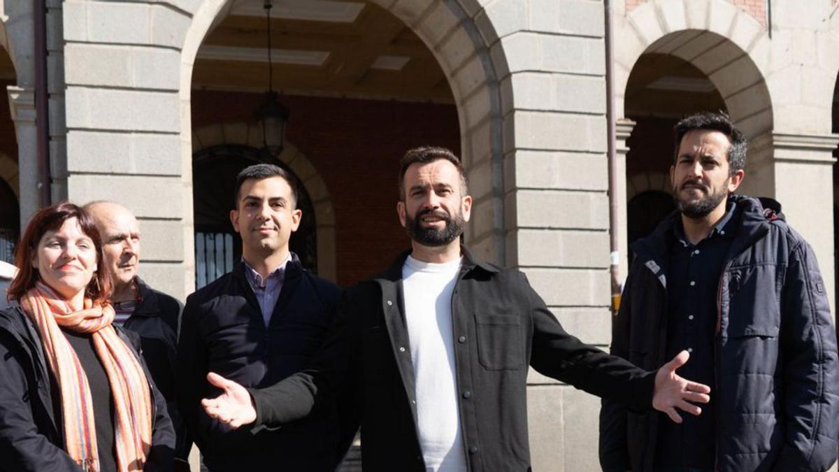 David Gago, con su equipo en la Plaza Mayor. | Jose Luis Fernández