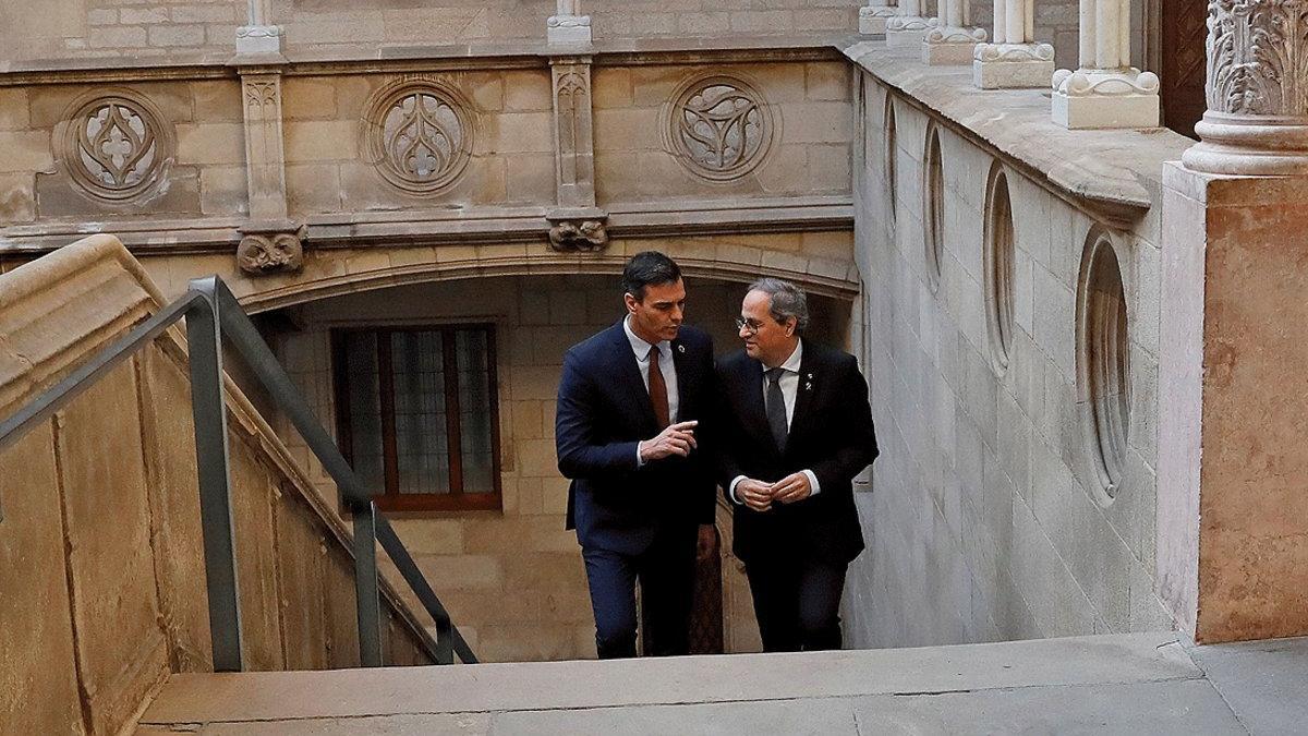 El presidente del Gobierno, Pedro Sánchez, y de la Generalitat, Quim Torra, en el Palau, este jueves