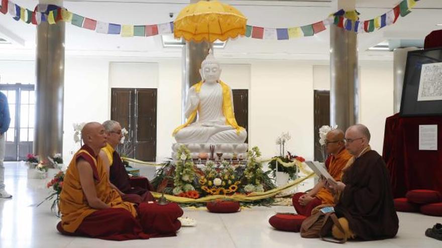 Ceremonia espiritual y religiosa con la bendición del Buda en València