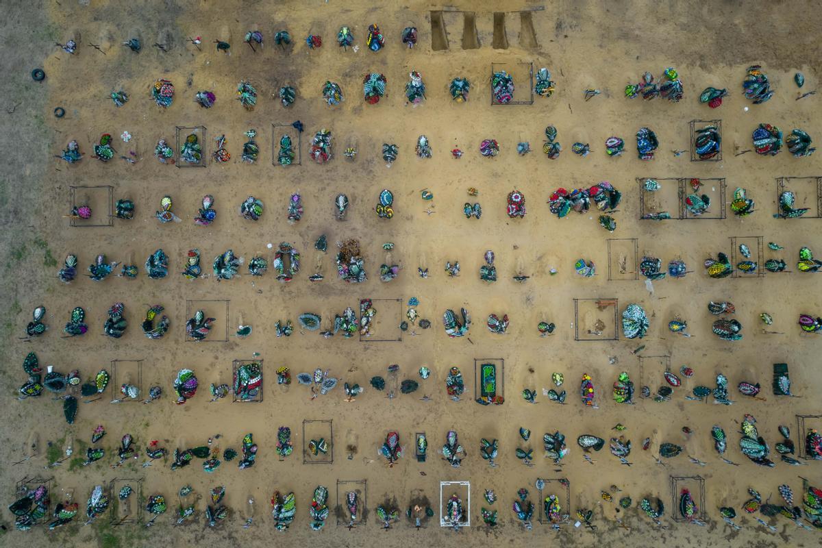 Fotografía aérea que muestra decenas de tumbas en un sector del cementerio de Irpin. 