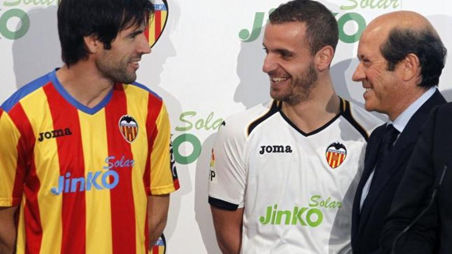 Albelda y Soldado, junto a Llorente, con la camiseta con el logotipo de Jinko Solar.