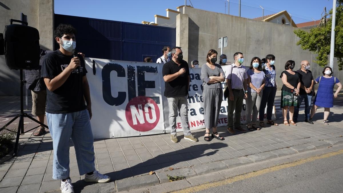 Protesta frente al CIE de València.