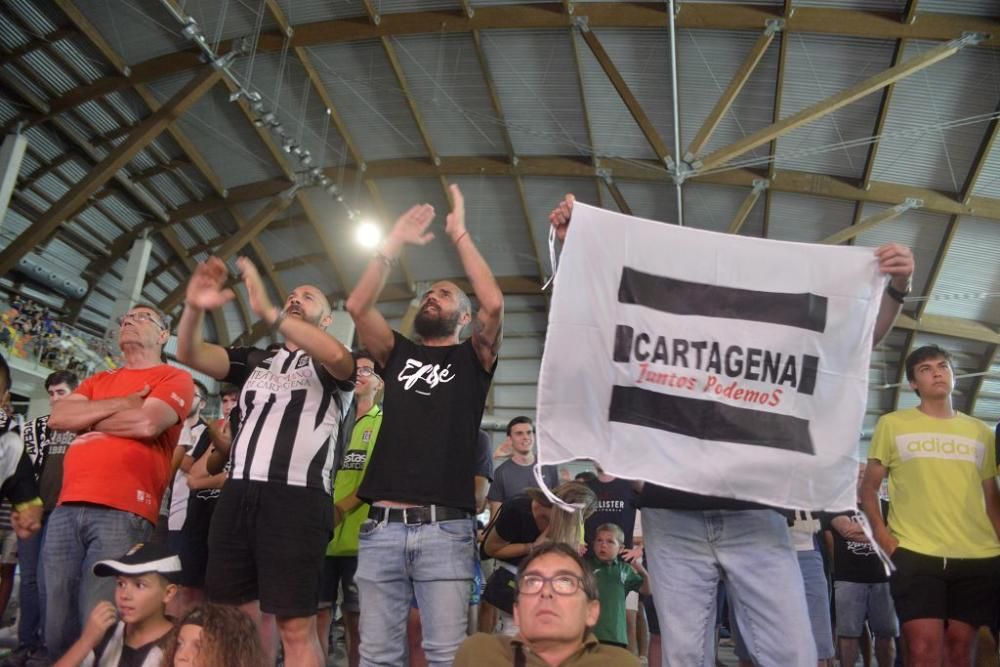 Los aficionados del Cartagena apoyan a su equipo en el Palacio de los Deportes