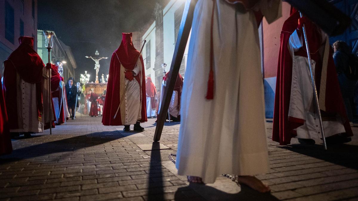 La cofradía del Amor Misericordioso y su paso.