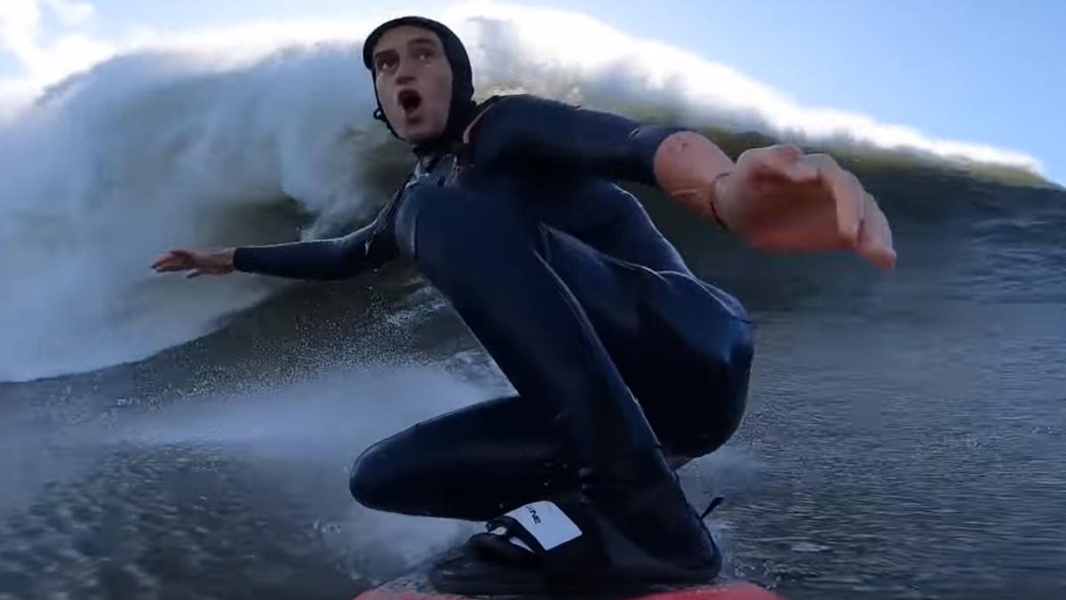 Justin Dupont, en plena acción con la superola en Nazaré.