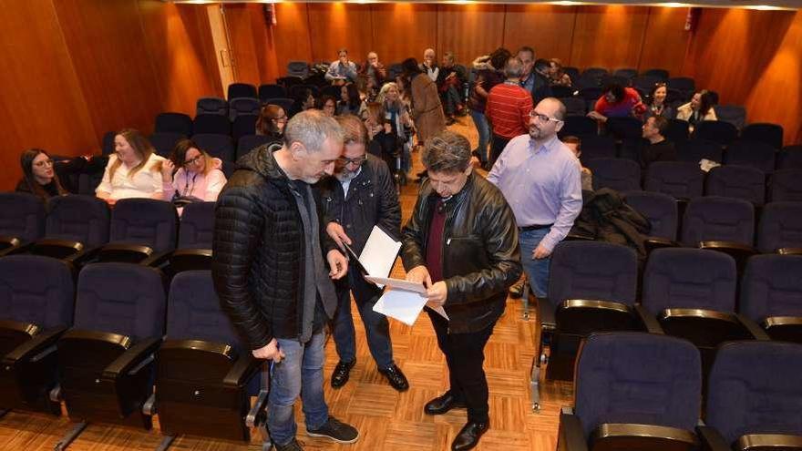 Inicio de la reunión en el Colegio de Médicos de Pontevedra, ayer por la tarde. // Gustavo Santos