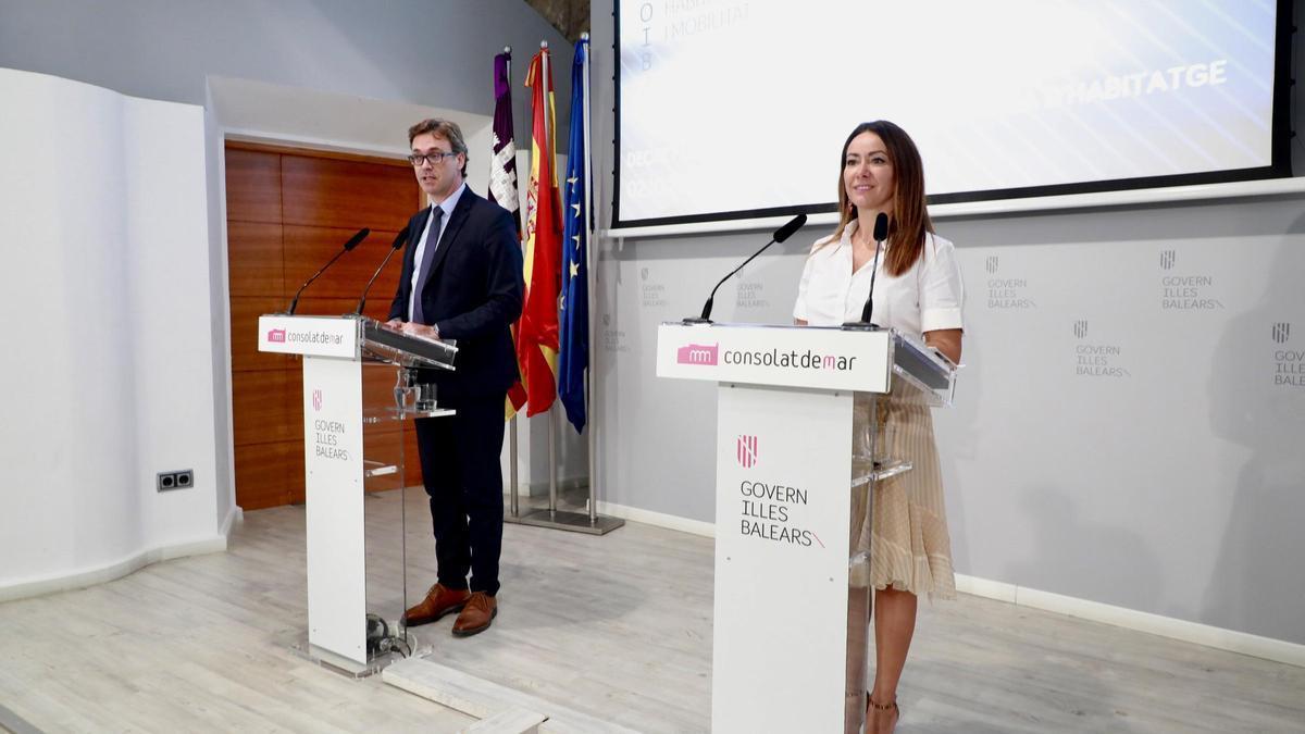 El vicepresidente económico, Antoni Costa, y la consellera de Vivienda, Marta Vidal, en la presentación del decreto ley.