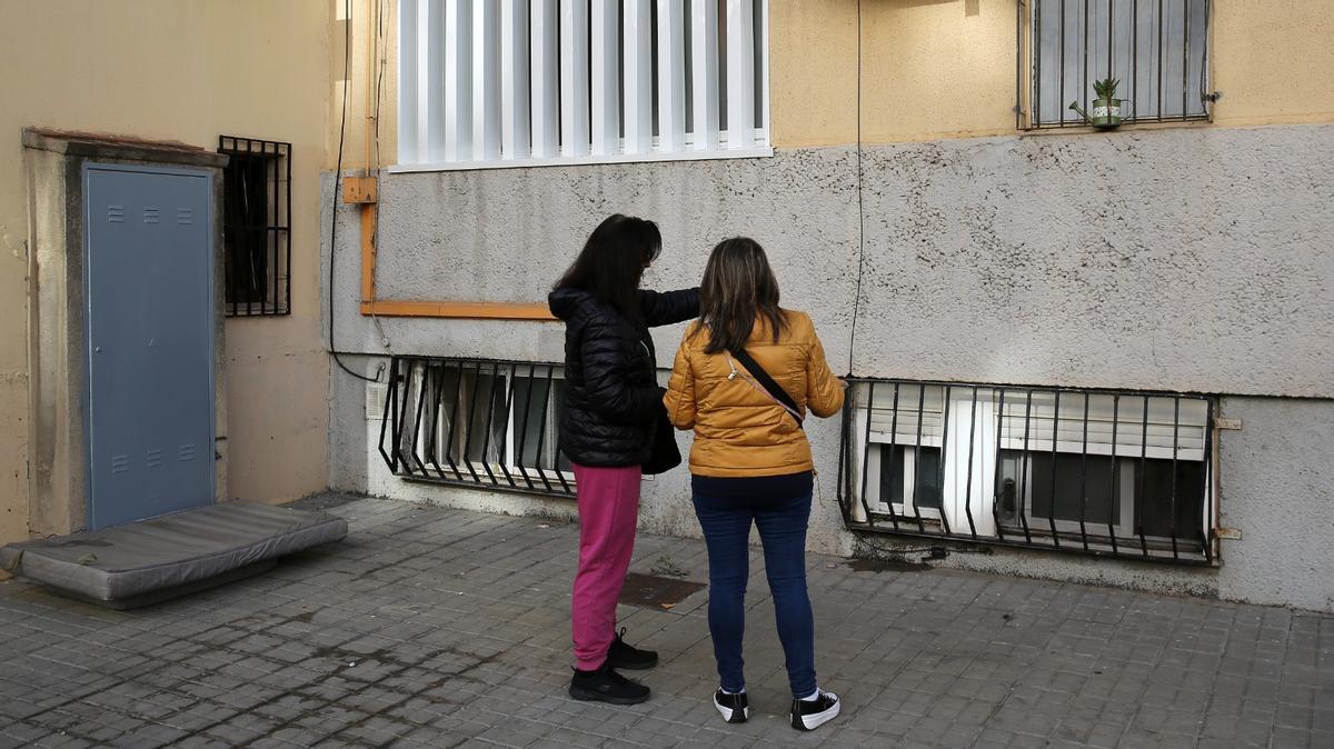 De la fuente y Bravo, junto a las ventanas de unos bajos en la calle Ermita de Bellvitge.