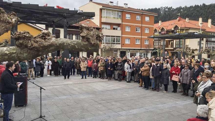 Omar Suárez se dirige a los arenescos congregados en el parque de La Arena.