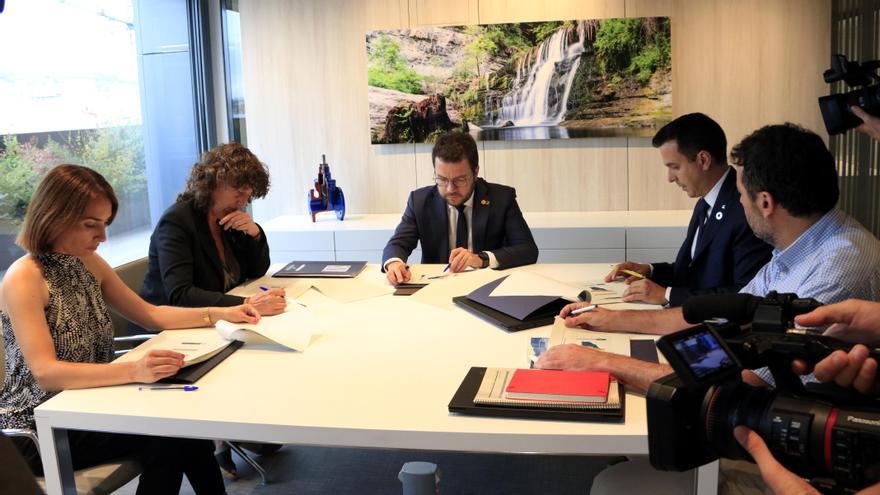 El president Pere Aragonès i la consellera d&#039;Acció Climàtica, Teresa Jordà, en una reunió amb el president de l&#039;ACA, Samuel Reyes; el director d&#039;Abastiment d&#039;Aigua, Jordi Molist, i la cap de gabinet del president, Helena Ricomà, a la seu de l&#039;agència