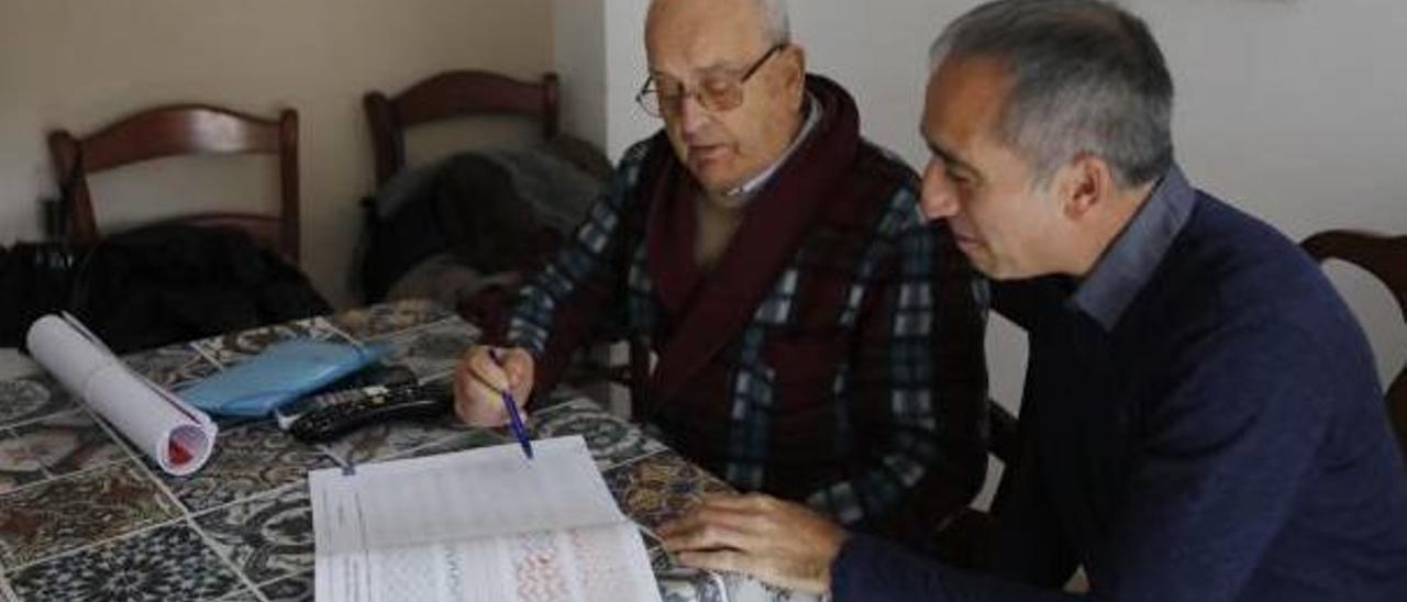 Manuel Galiano, de 86 años, acompañado de Salvador López, voluntario de la asociación Amics de la Gent Major.