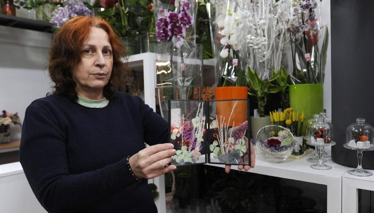 Mila Codesido, en Zarcillos, tras la reforma, muestra sus productos. | BERNABÉ/JAVIER LALÍN