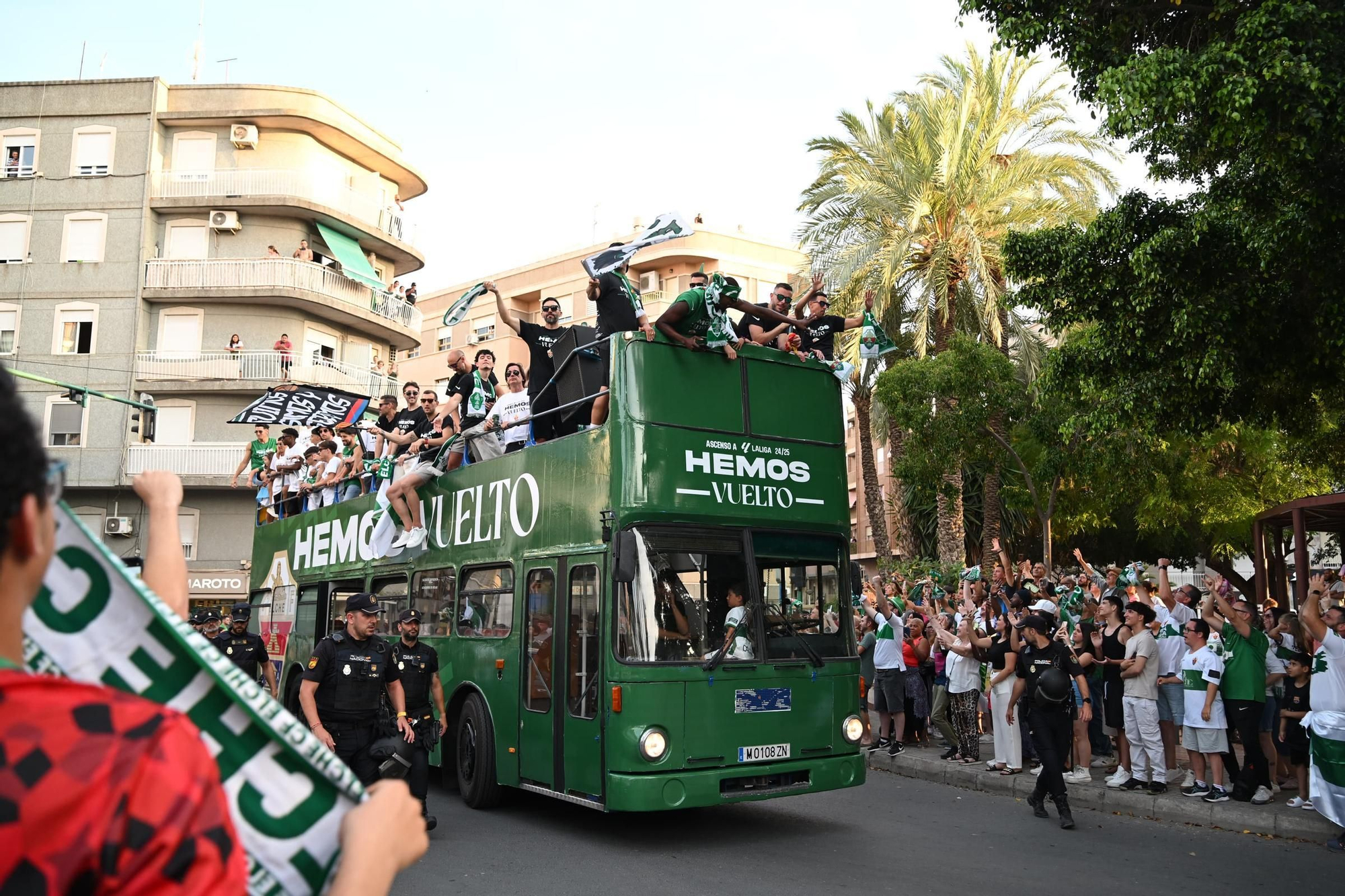 El Elche CF celebra el ascenso a Primera con una rúa en autobús hasta la Plaça de Baix