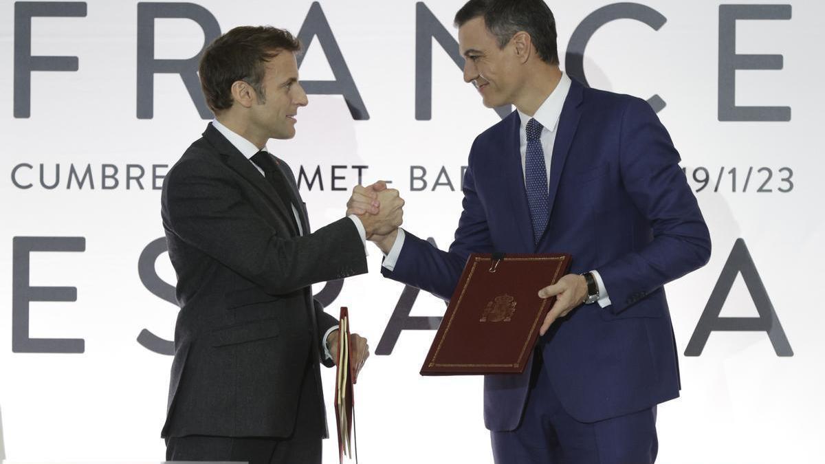 Emmanuel Macron y Pedro Sánchez, en la cumbre hispano-francesa en Barcelona.