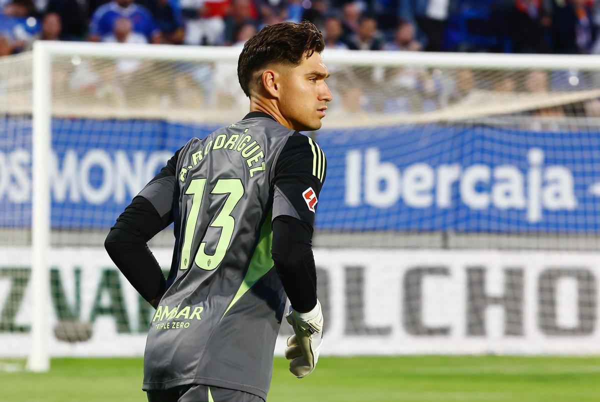 Adrián salta al campo en los prolegómenos del encuentro ante el Granada.
