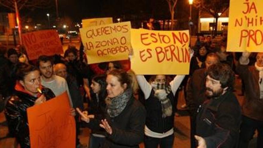 Vespre mogut Veïns i comerciants de l&#039;entorn de la plaça d&#039;Europa van tallar el Passeig d&#039;Olot i van tirar a terra dues tanques de la zona d&#039;obres.