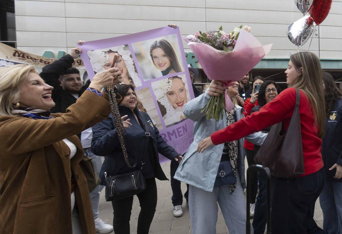 Las candidatas regresan a Alicante arropadas por una emotiva bienvenida de foguerers, en imágenes Las candidatas regresan a Alicante arropadas por una emotiva bienvenida de foguerers, en imágenes