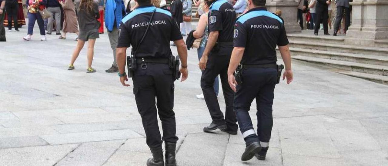 Agentes de la Policía Local durante un servicio en la Plaza Mayor. // Iñaki Osorio