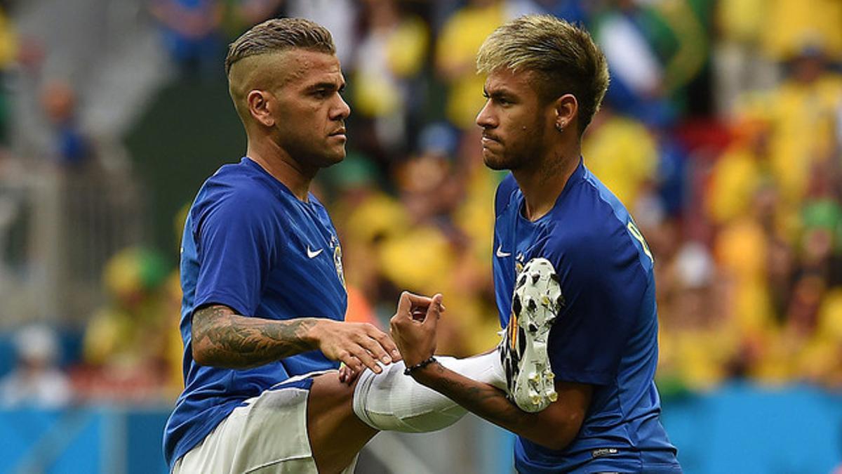 Neymar y Alves calientan antes del partido contra Camerún, en la fase de grupos del Mundial