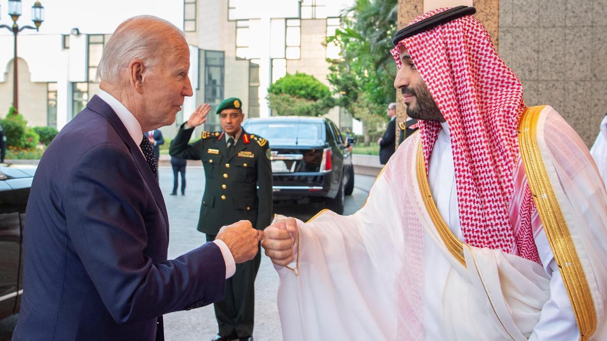 US President Joe Biden in Saudi Arabia 15 July 2022, Saudi Arabia, Jeddah: US President Joe Biden (L) welcomed by Saudi Crown Prince Mohammed bin Salman Al Saud ahead of their meeting at Al-Salam Palace. Photo: -/Saudi Press Agency/dpa 15/07/2022 ONLY FOR USE IN SPAIN