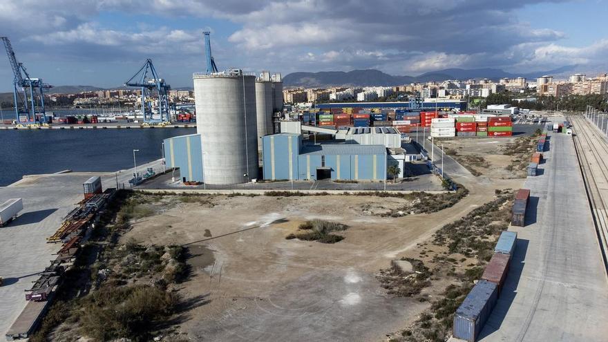 La empresa de los macrodepósitos aclara el proyecto y advierte de posible &quot;prevaricación&quot; al Ayuntamiento de Alicante