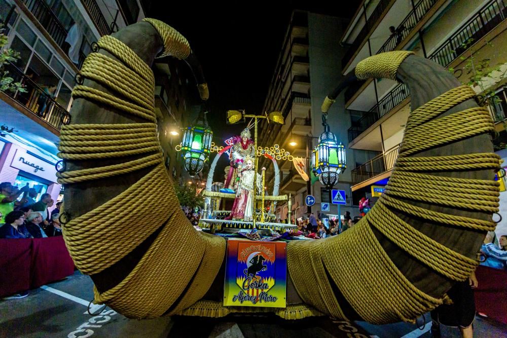 Calp se entrega a las huestes festeras en la Entrada de Moros y Cristianos