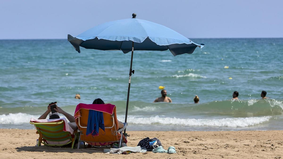 El consejo principal es utilizar objetos antirrobo disfrazados de utensilios de playa