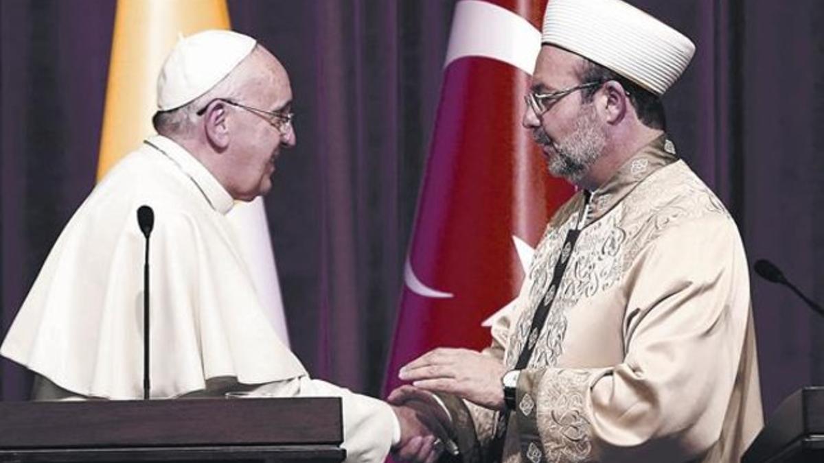 El Papa saluda a la máxima autoridad religiosa de Turquía, Mehmet Gormez (derecha), en Ankara, este viernes.