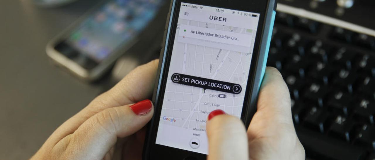 Bruselas alerta de que las autonomías violan la ley con las barreras a Airbnb o Uber