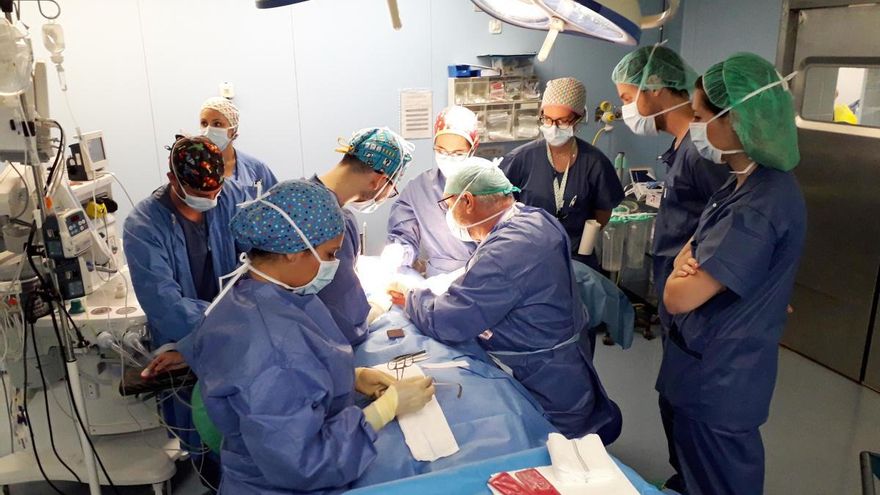 Una imagen de varios médicos en un quirófano.
