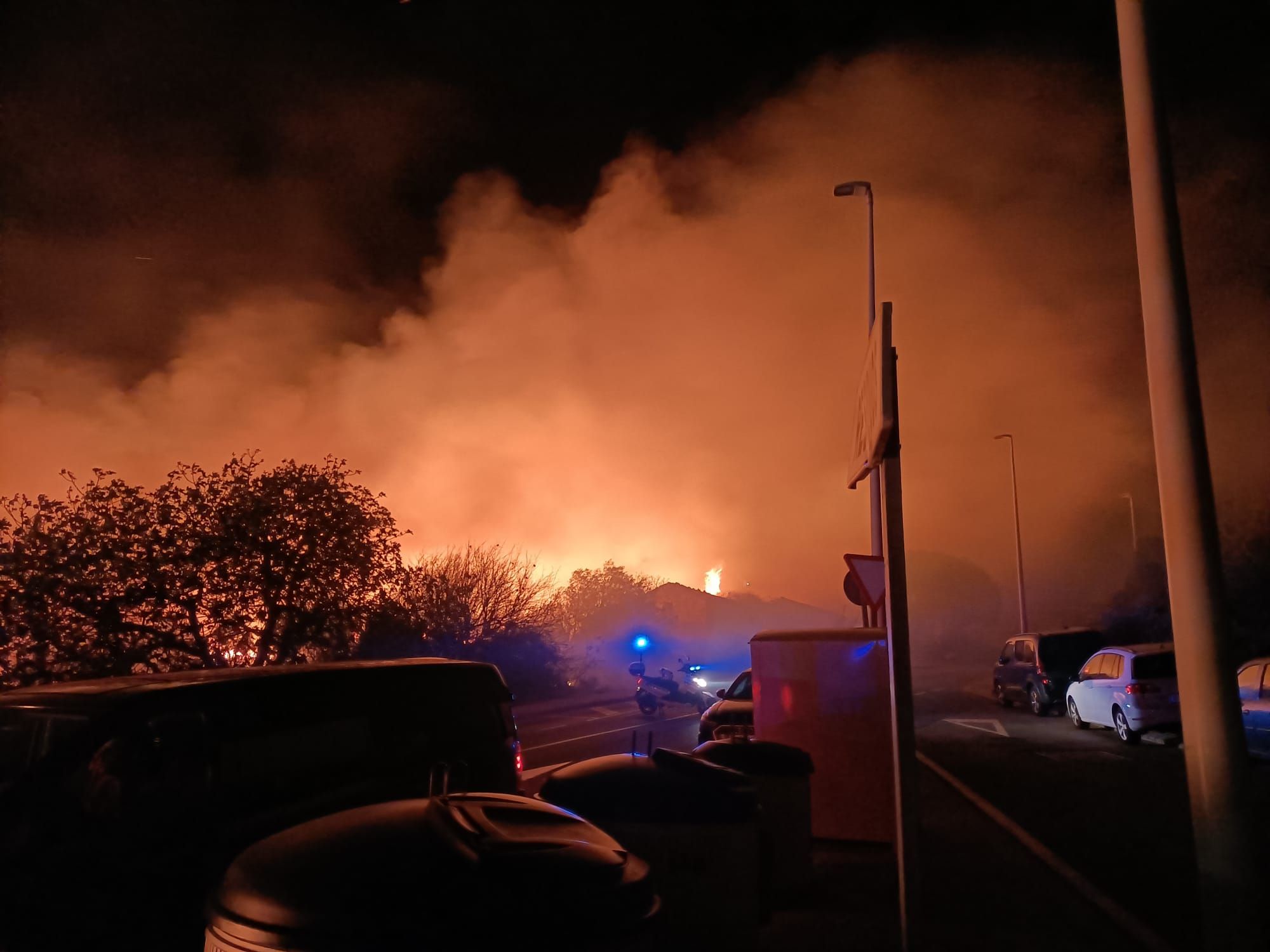 Imágenes del incendio de Teulada: un castillo de fuegos artificiales provoca un virulento fuego