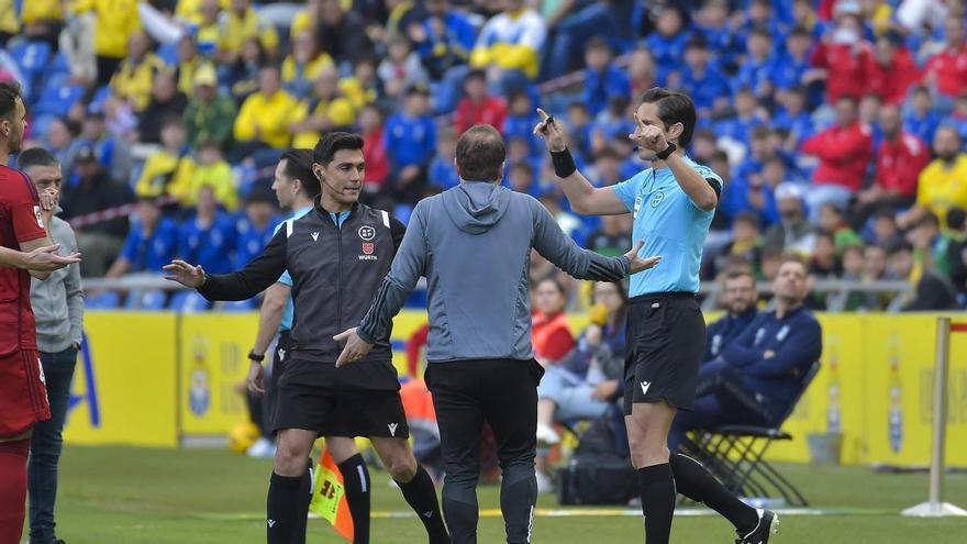 Lee la conversación entre Munuera Montero y el VAR para no pitar penalti a Osasuna contra la UD Las Palmas