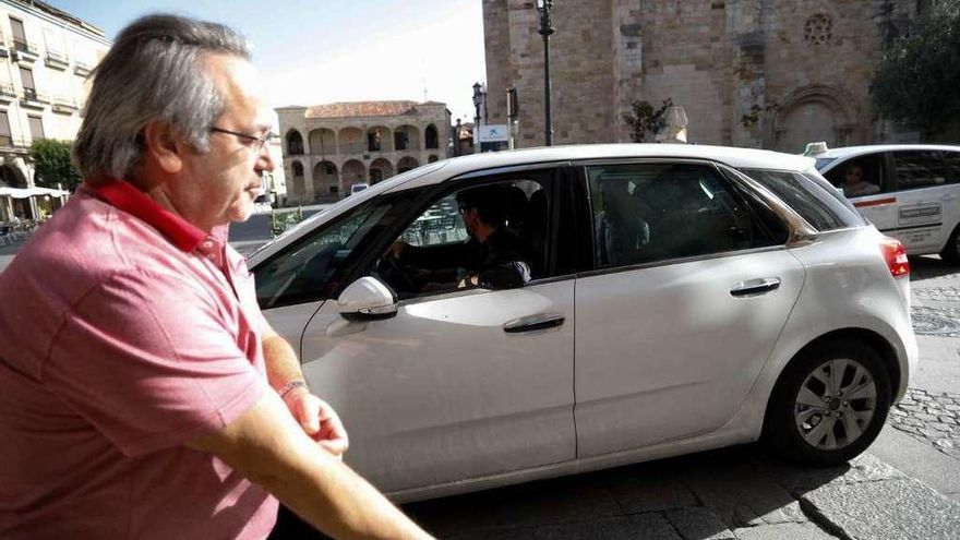 Francisco Guarido junto a un coche en una imagen de archivo.