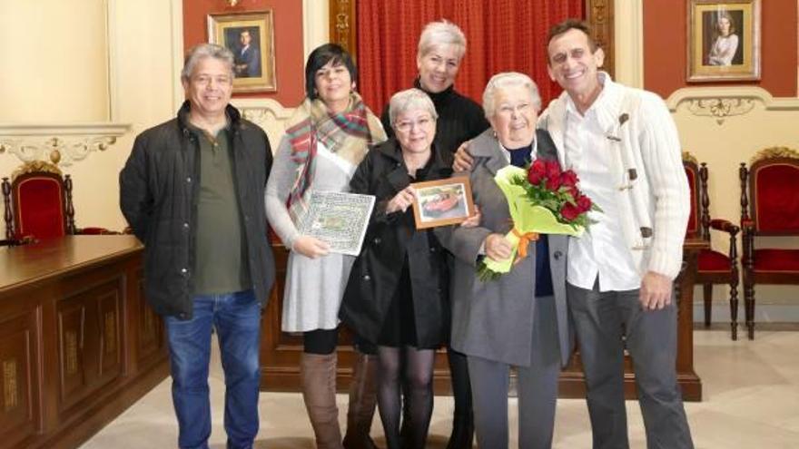 Trini, con un ramo de flores, en el acto de homenaje realizado por el ayuntamiento.