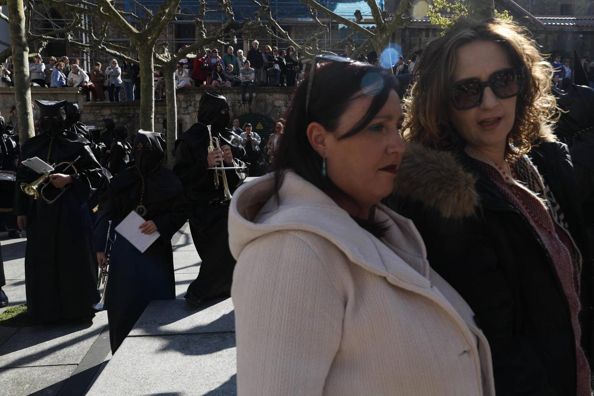 EN IMÁGENES: el desenclavo y la procesión del Santo Entierro en Avilés