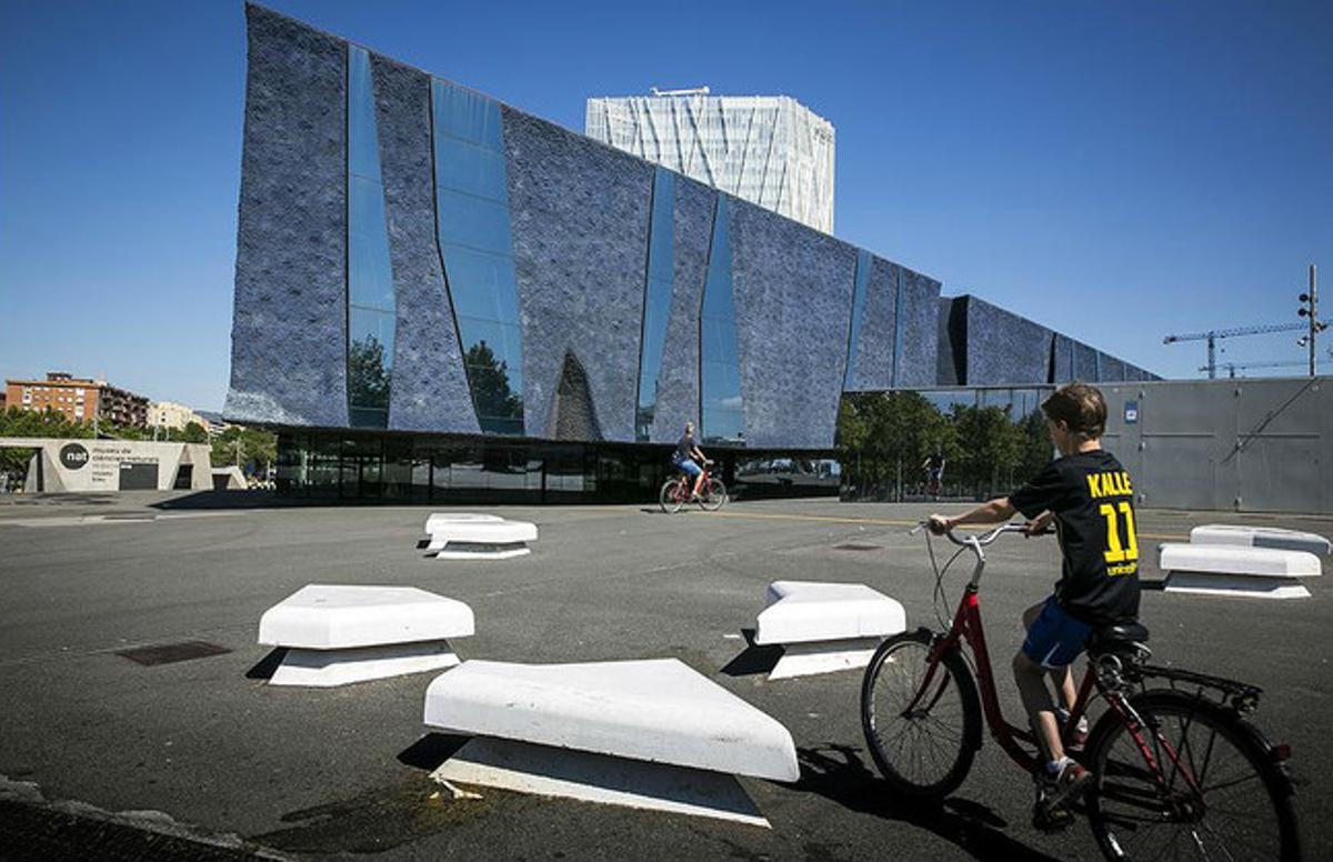 Un joven ciclista, en la zona del Fórum, la semana pasada.